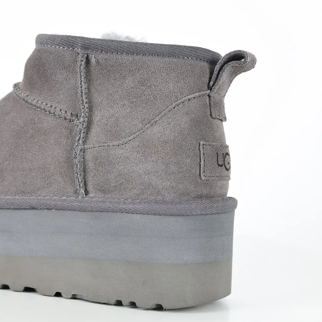 Pick up locally 💰560 Core recommendation good price It is a very suitable choice for home furnishings. In the new year, uug launched a series of styles, which are partial to the preferences of young consumers and have also moved to the forefront of fashion trends. Shoe body material: water-repellent coated suede upper, 17 mm UGGPURE™ implantable wool insole, lightweight non-slip and comfortable rubber outsole, with brand LOGO and trademark, with full packaging Size: 35 36 37 38 39 40